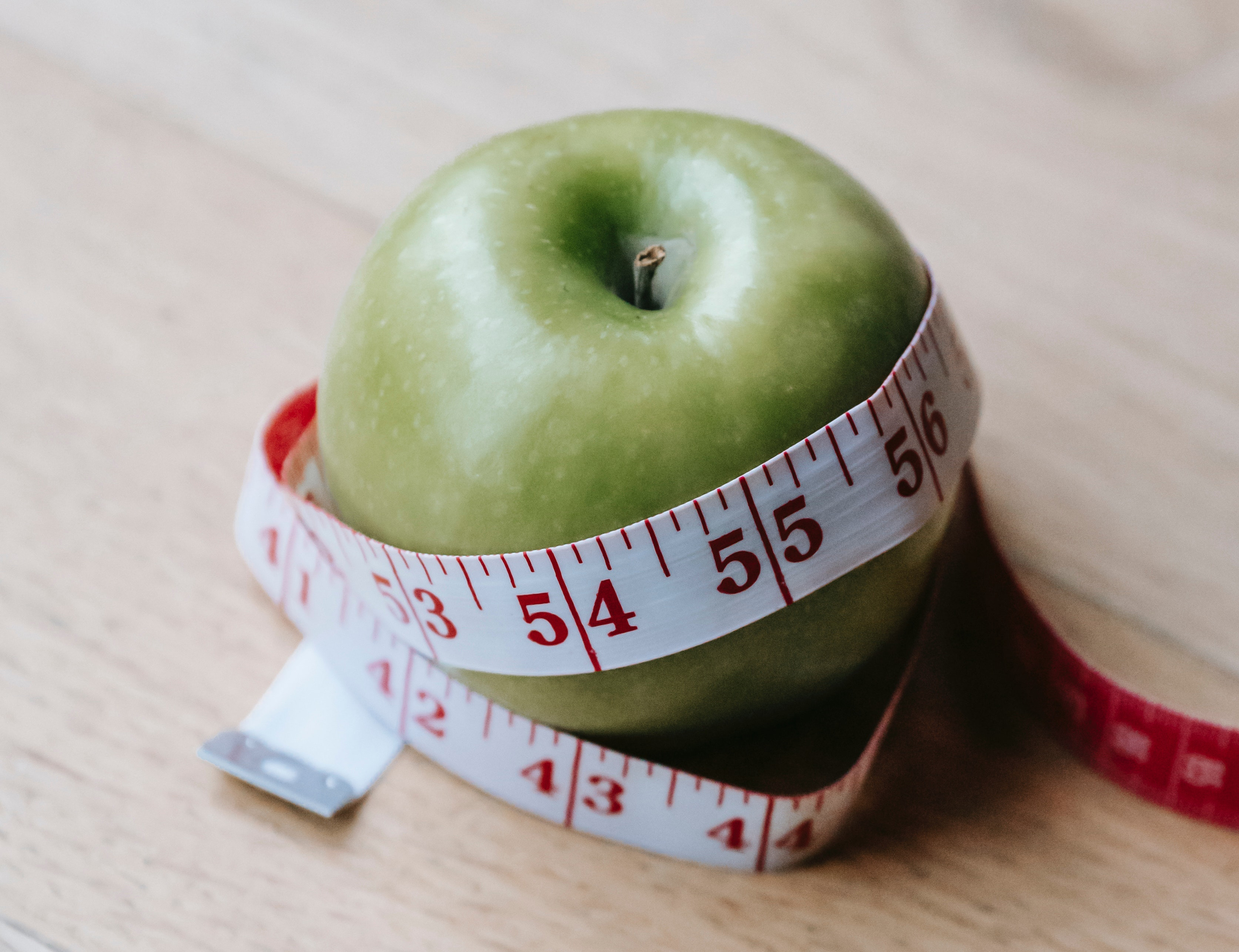 Apfel mit einem Maßband