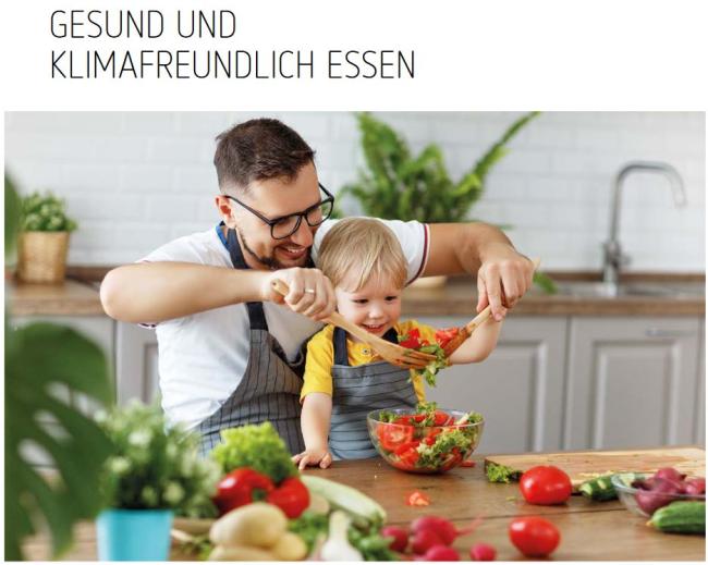 Mann kocht mit einem Kind 