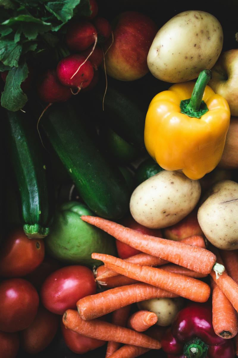 Bild zeigt verschiedene Gemüsesorten: Kartoffeln, Paprika, Radieschen, Zucchinis, Karotten, Tomaten
