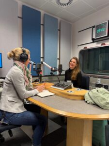 2 Frauen während einer Podcast-Aufnahme