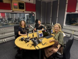 3 Frauen in einem Podcast-Studio