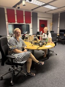 2 Frauen in einem Podcast-Studio