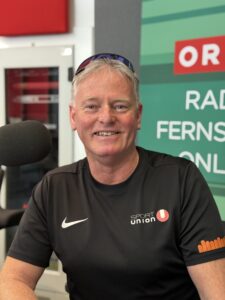Mann bei einer Podcast-Aufnahme