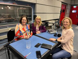 Drei Frauen während einer Podcast-Aufnahme