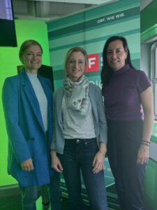 3 Frauen in einem Studio für Podcast-Aufnahmen