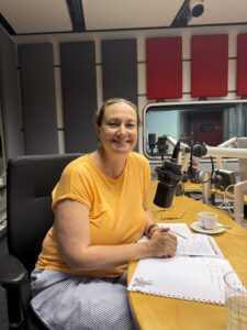 Frau nimmt einen Podcast auf