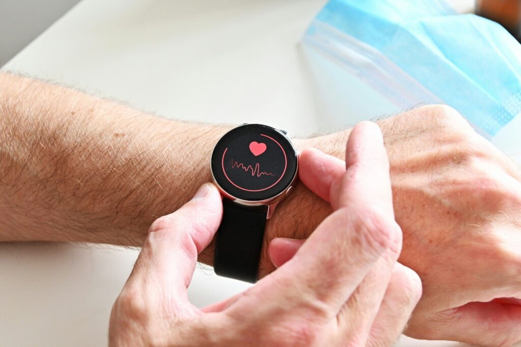Fitnessuhr zeigt Puls an