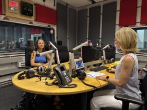 2 Frauen nehmen einen Podcast auf