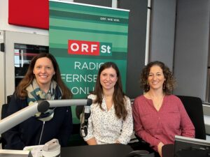 Podcast-Aufnahme mit drei Frauen