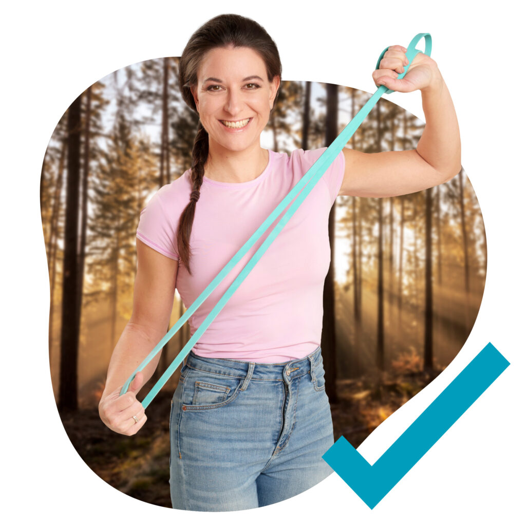 Frau mit Theraband in einem Wald
