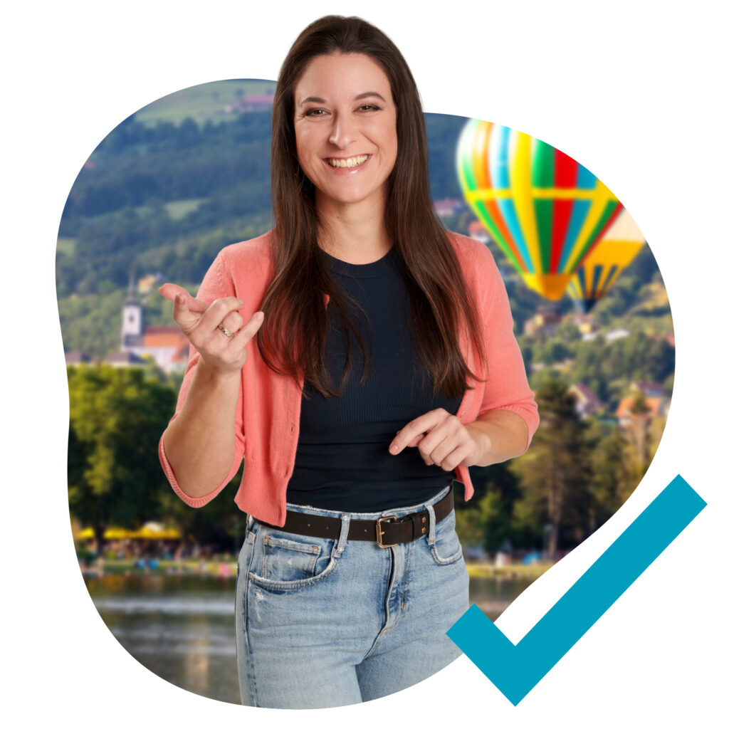 Frau vor einem See und Heißluftballon