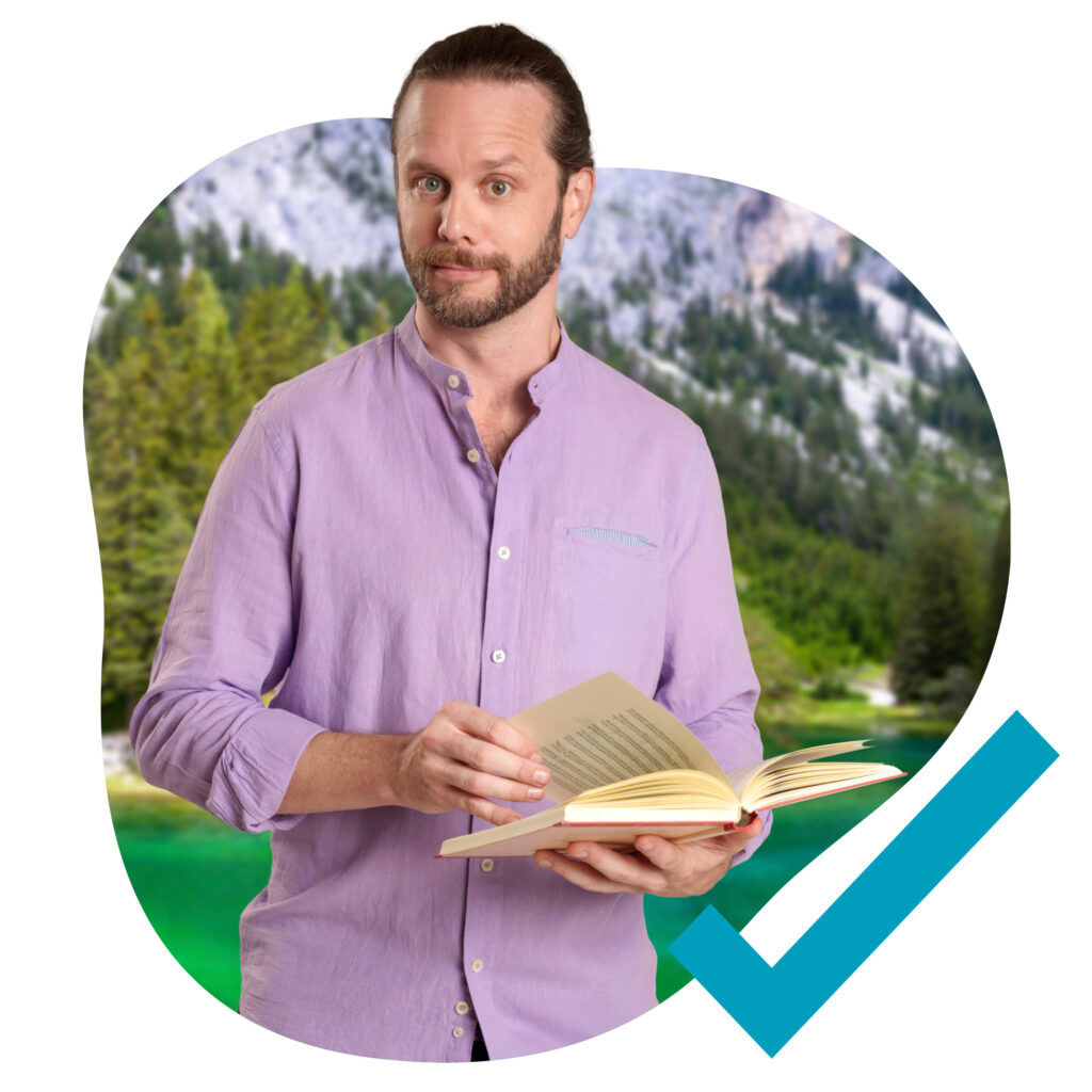 Mann mit einem Buch in der Hand vor einem See