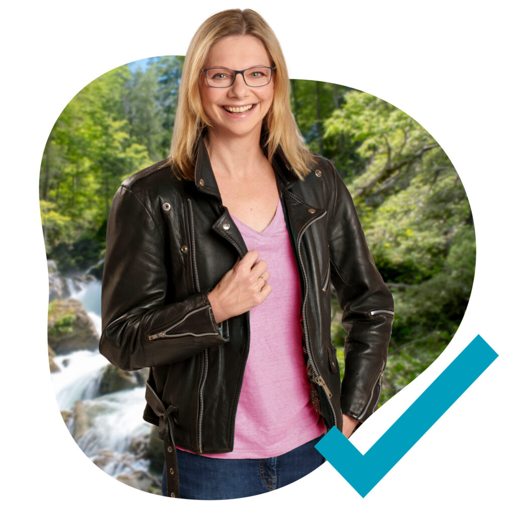 Eine Frau steht vor einem Fluss