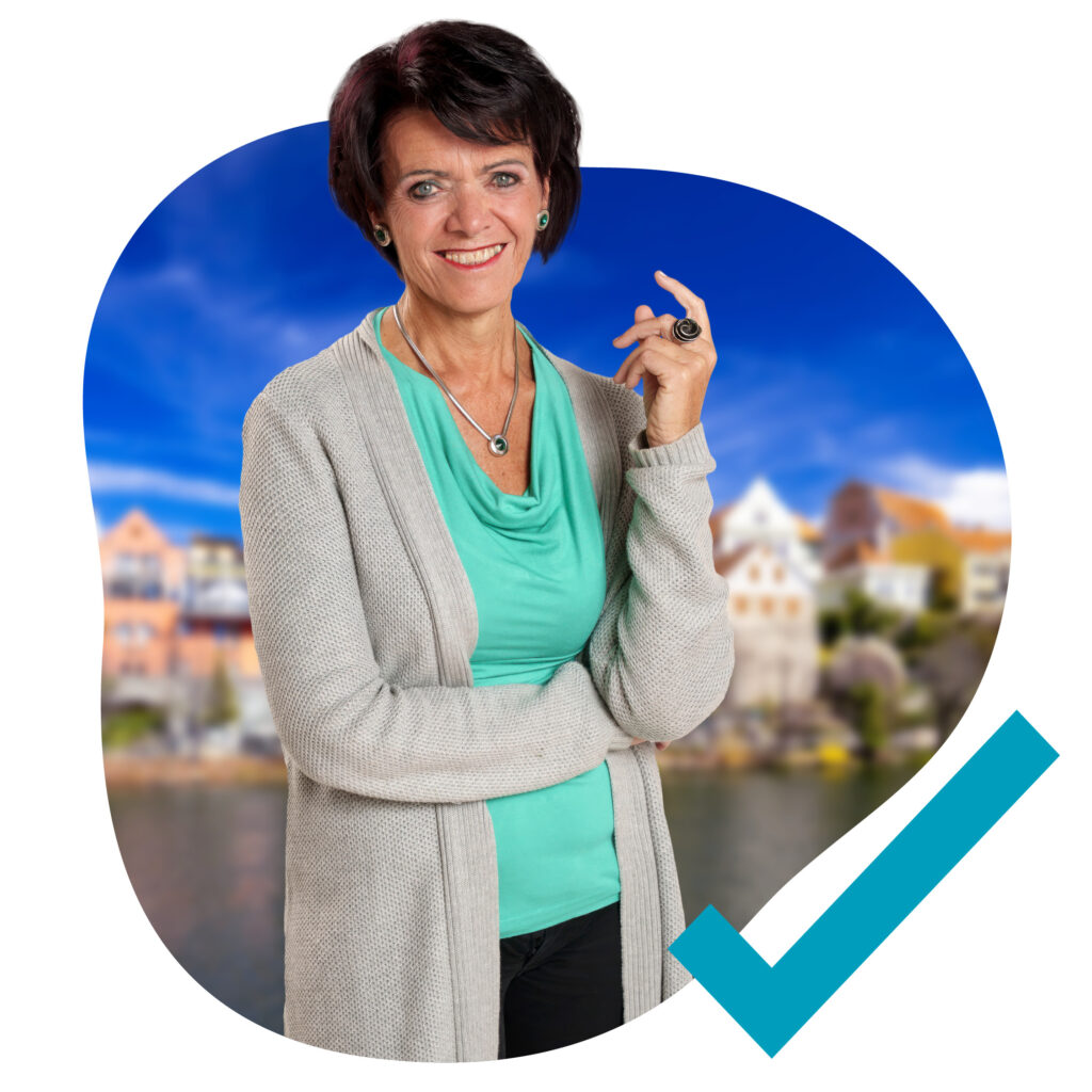 Frau vor einer Stadt