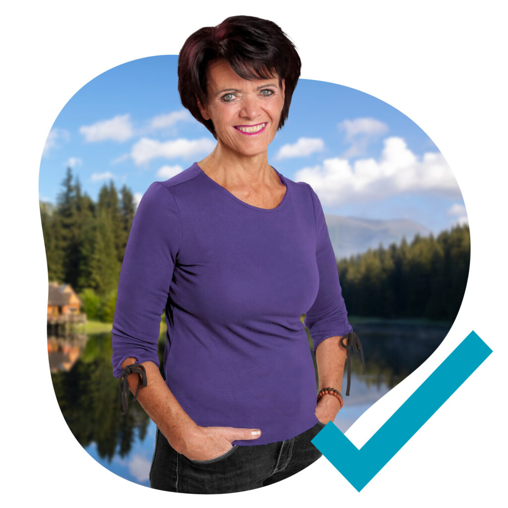 Frau vor einem See